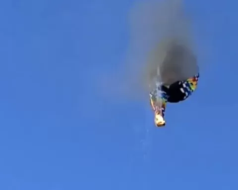 Un balon cu aer cald s-a prăbușit. Cel puțin 8 persoane au murit din cele 21 de la bord