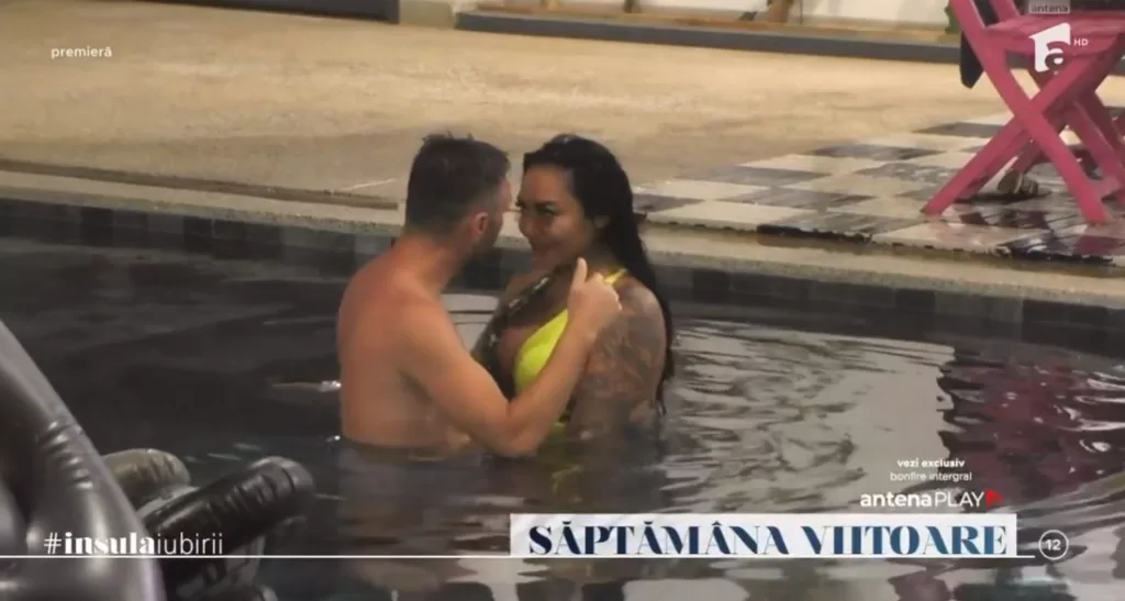 Marius și Naba sunt împreună în piscină, par că se îmbrățișează