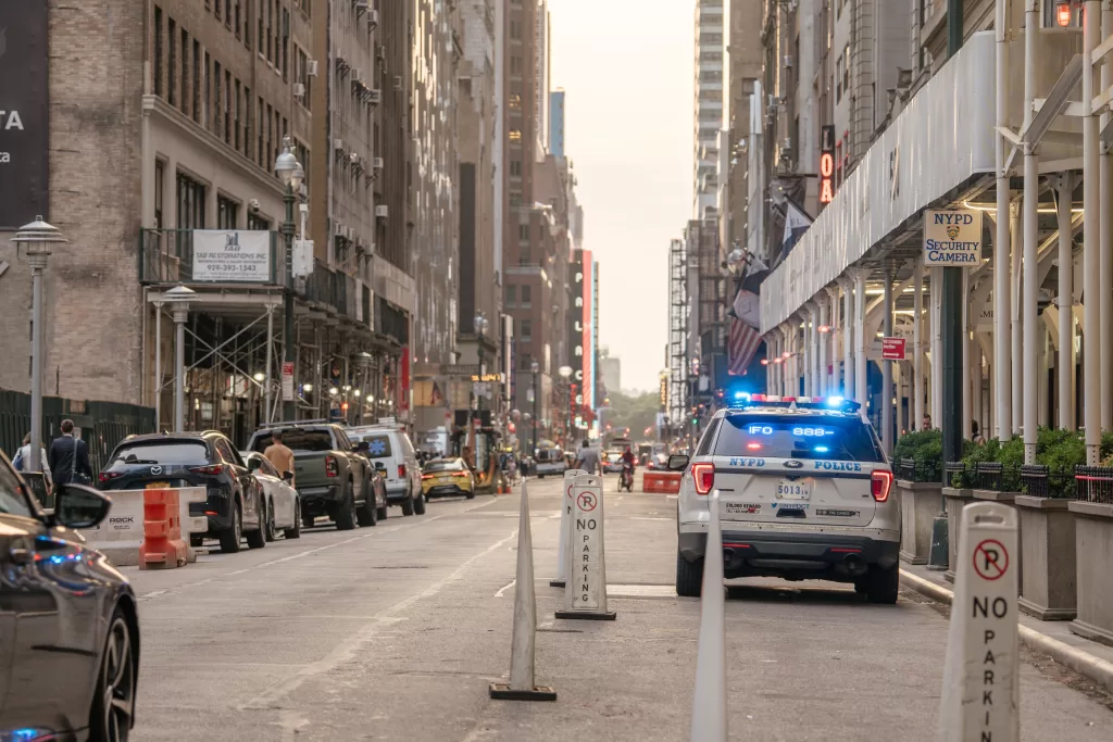 Mașină de poliție parcată pe strada 