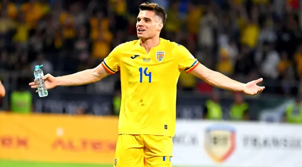 Ianis Hagi, îmbrăcat în tricoul echipei naționale, se uită spre tribune