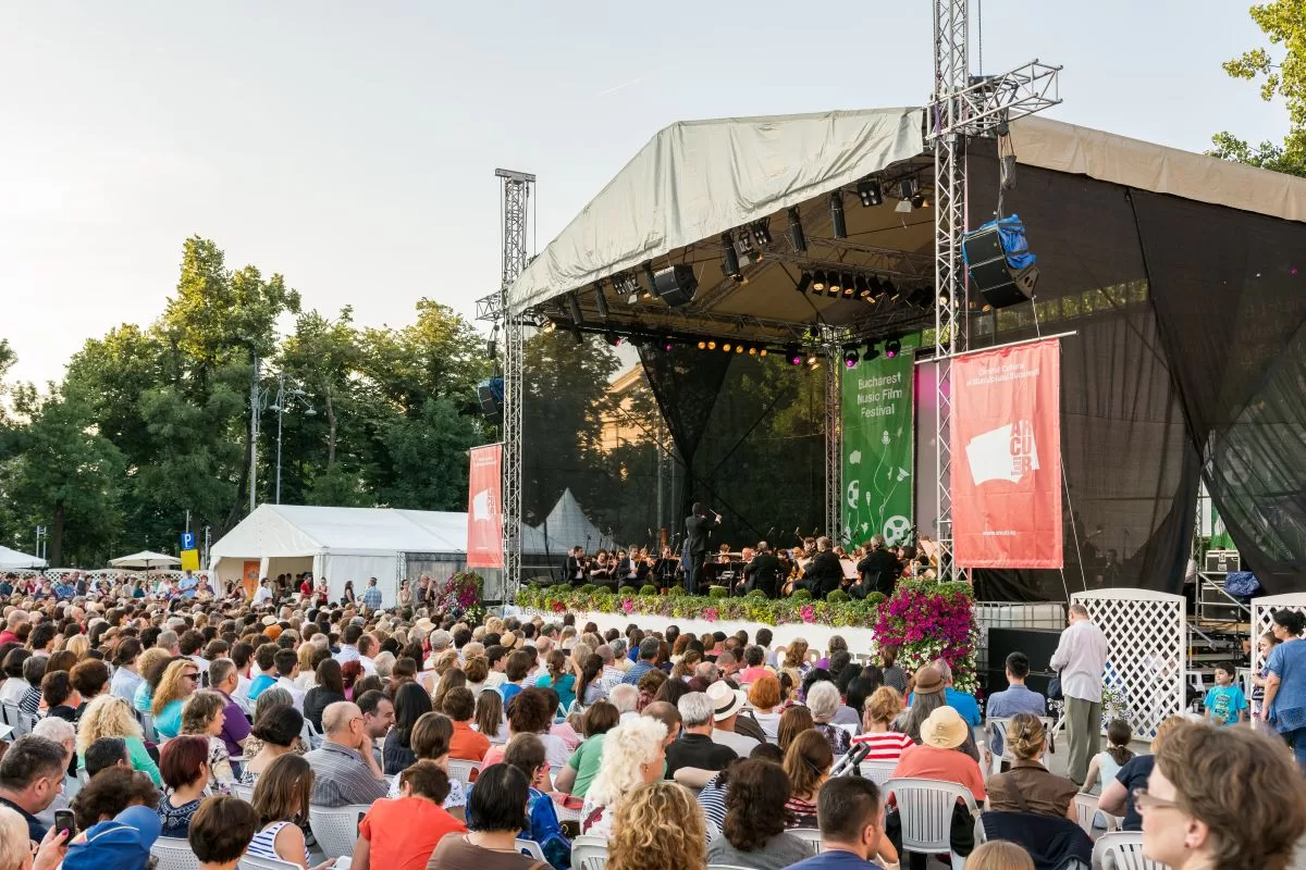 Public adunat la Festivalul George Enescu, în fața Ateneului