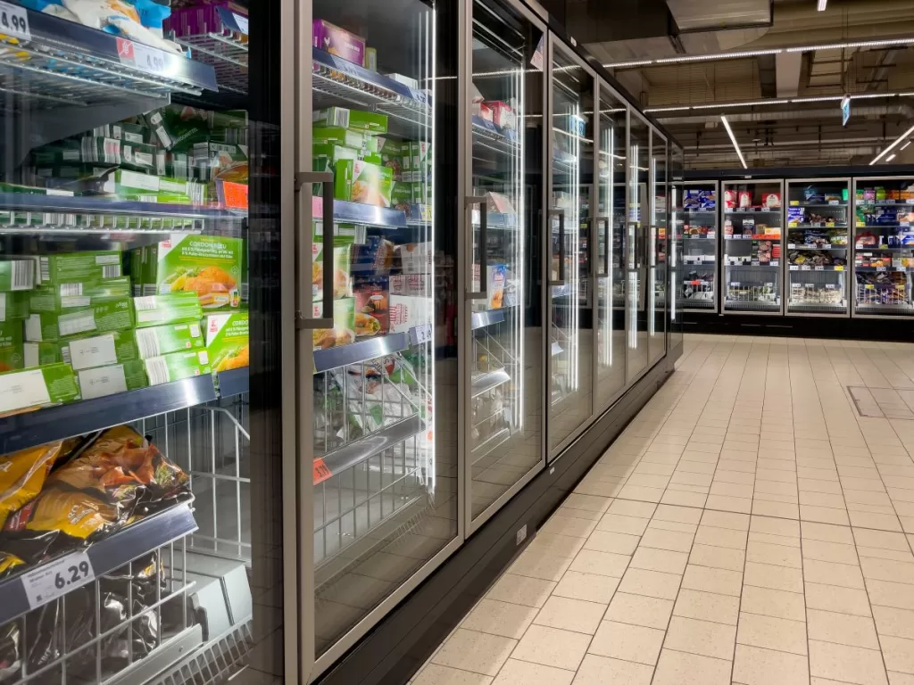 Vitrină cu alimente în supermarket