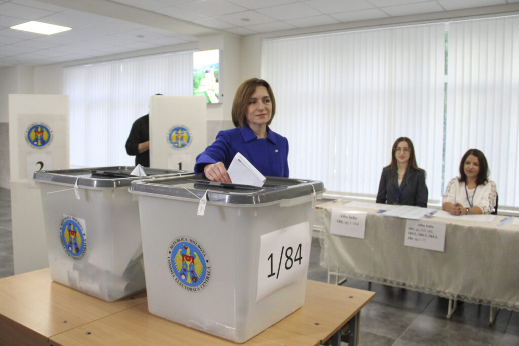 Maia Sandu fotografiată în timp ce votează la Alegerile parlamentare din Moldova 2025