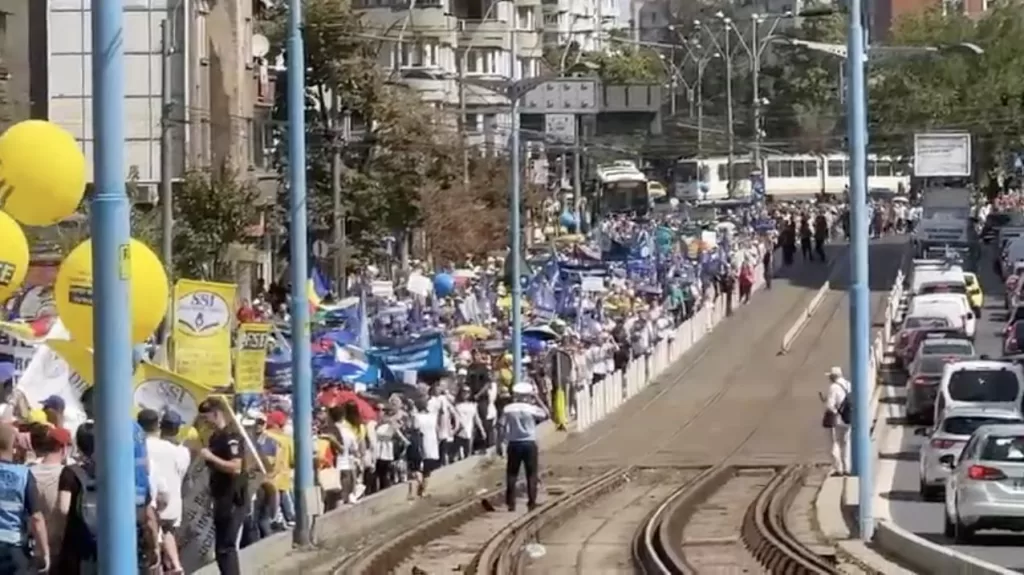 Profesorii au ajuns aproape de ușa președintelui. O delegație a acestora va merge la discutii despre școală și situația creată cu Nicușor Dan