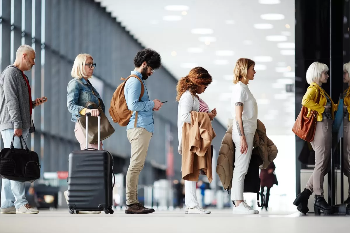 Pasageri care așteaptă să se îmbarce în avion