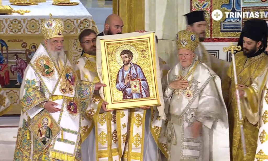 Preafericitul Patriarh Daniel i-a oferit invitatului său special Patriarhul Bartolomeu I o icoană care-l înfățișează pe Sfântul Dumitru