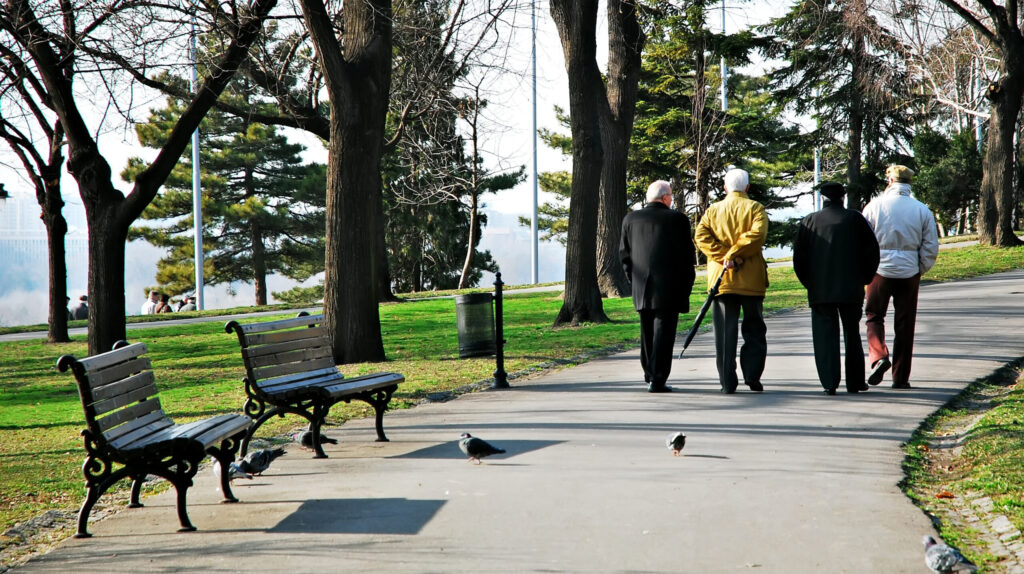 pensionari în parc