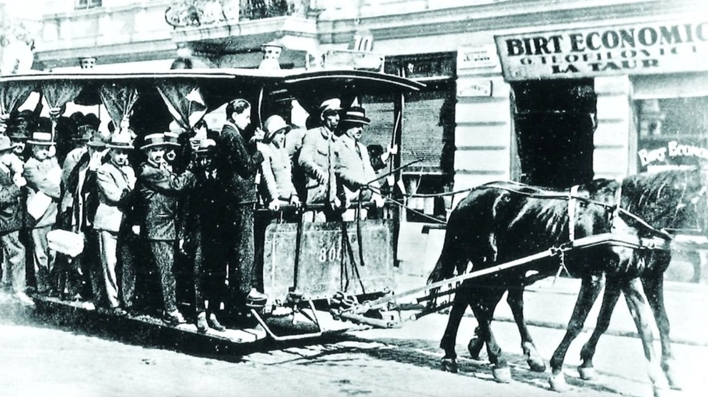 Tramvai tras de cai în București