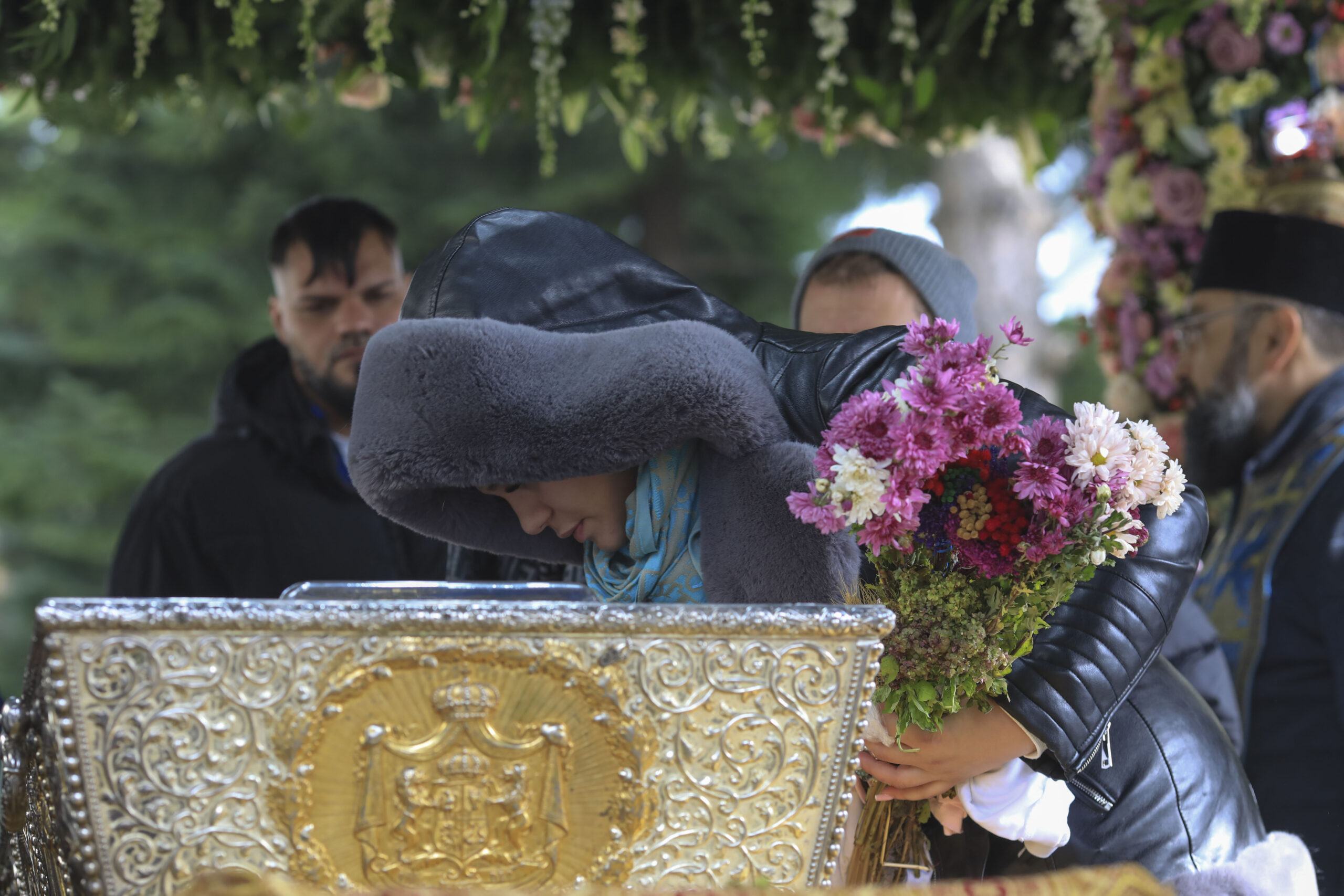 O femeie lângă racla Sfintei Cuvioasa Parascheva