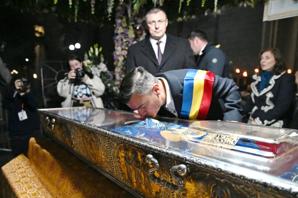 Oameni care sarută racla cu moaștele Sfintei Parascheva