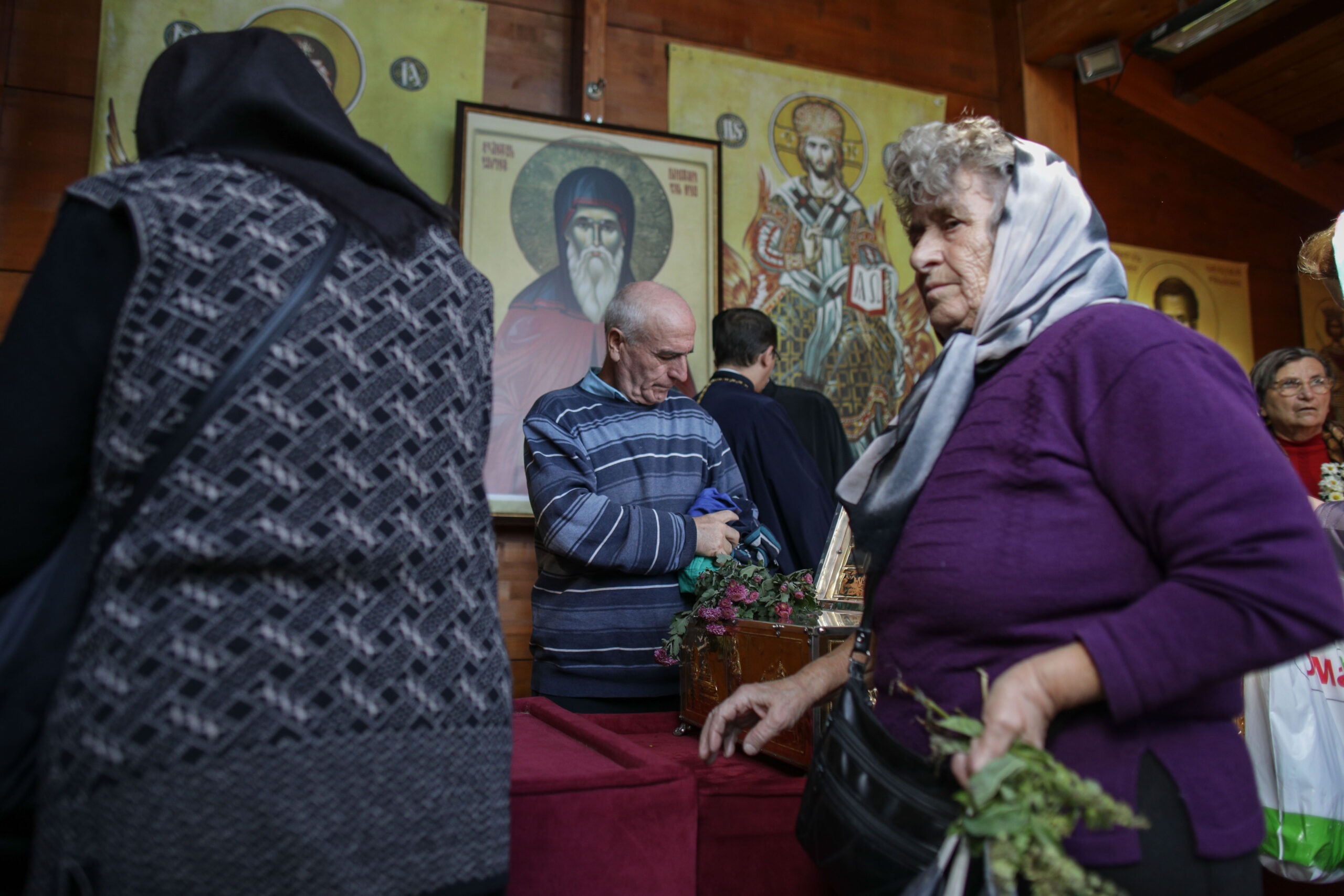 Pelerinaj Sfântul Dumitru, oamenii se închină la racla cu moaștele sfântului