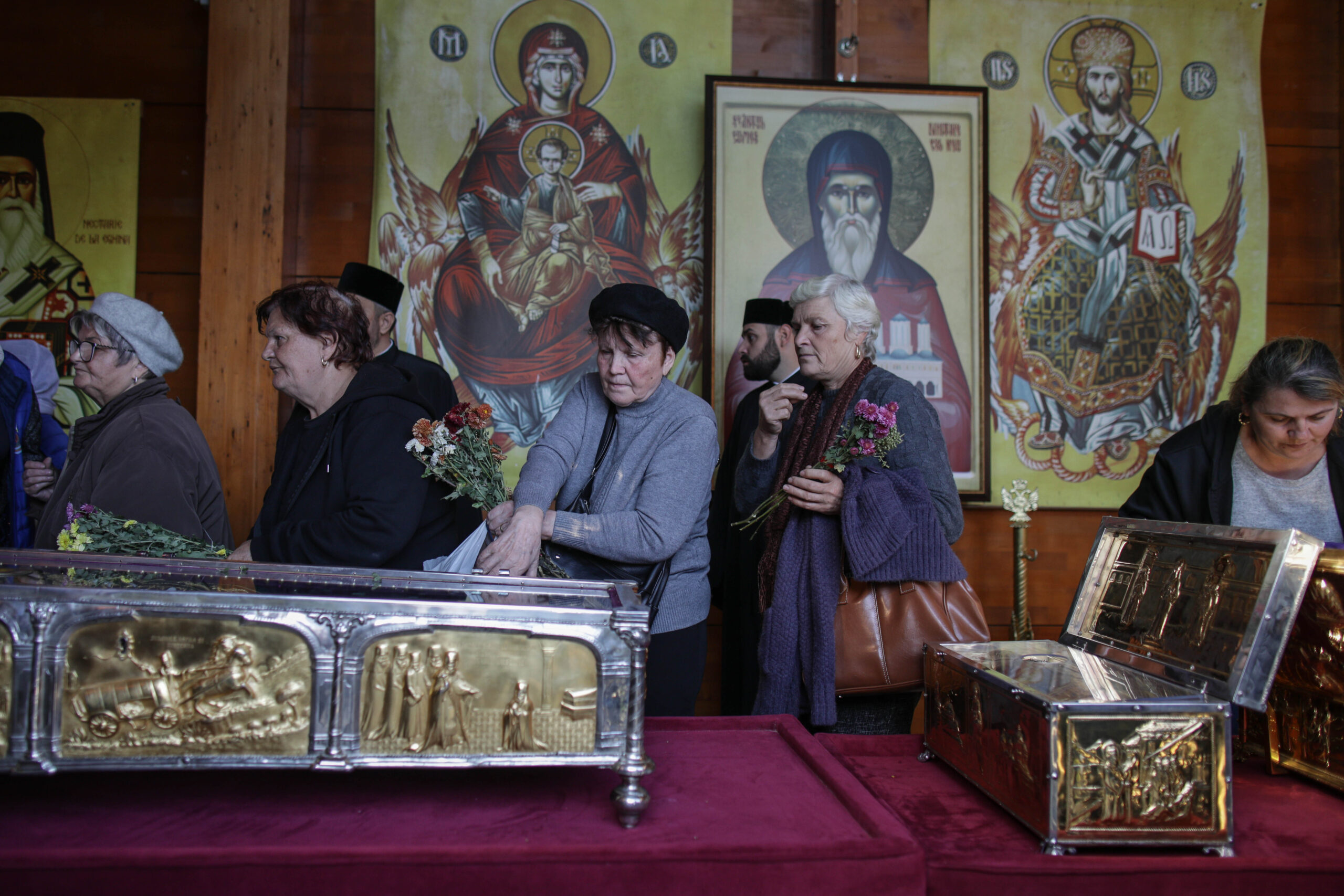 Oamenii respectă an de an tradiția de Sfântul Dumitru