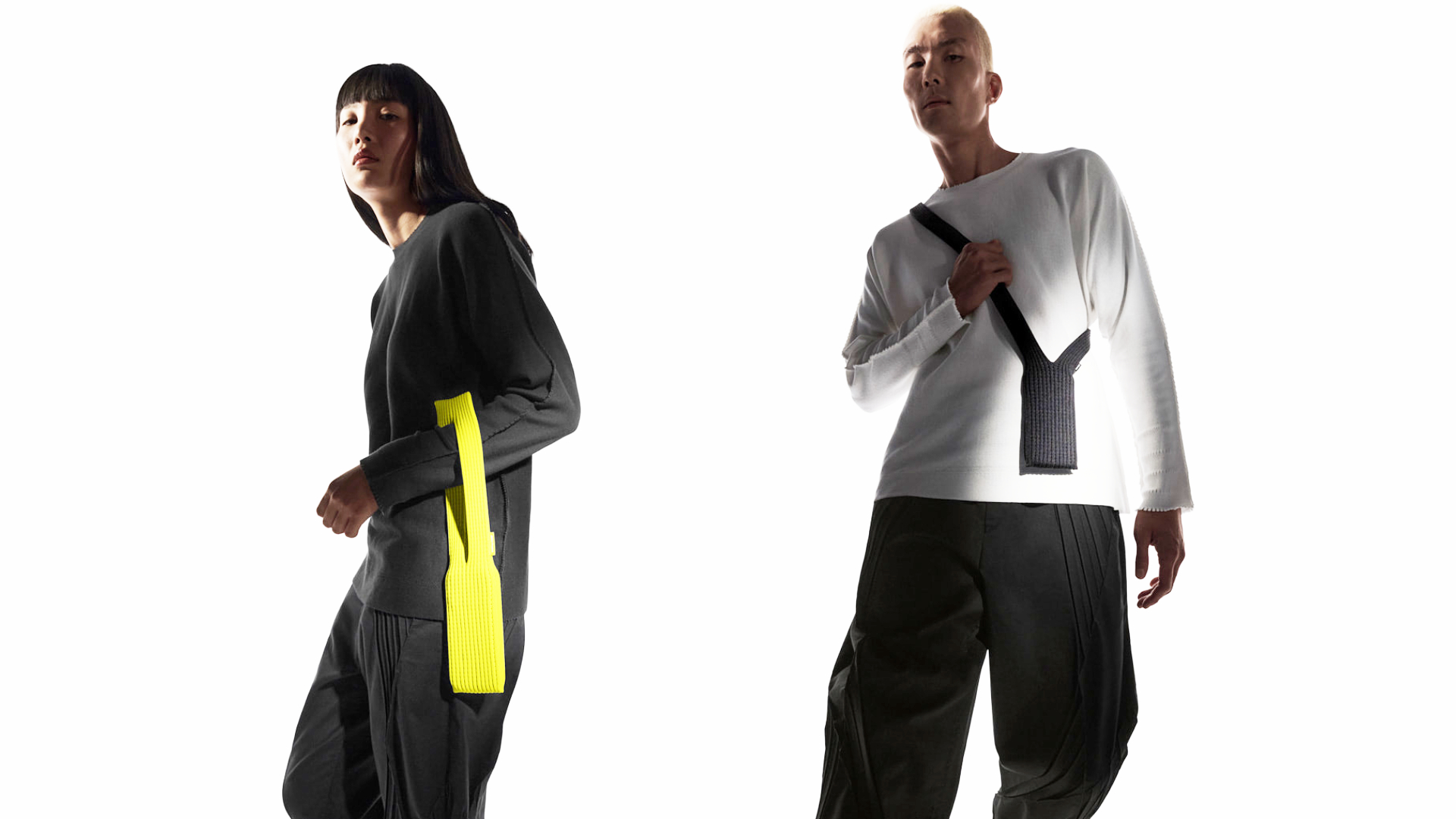 o femeie si un barbat care poarta accesoriul apple