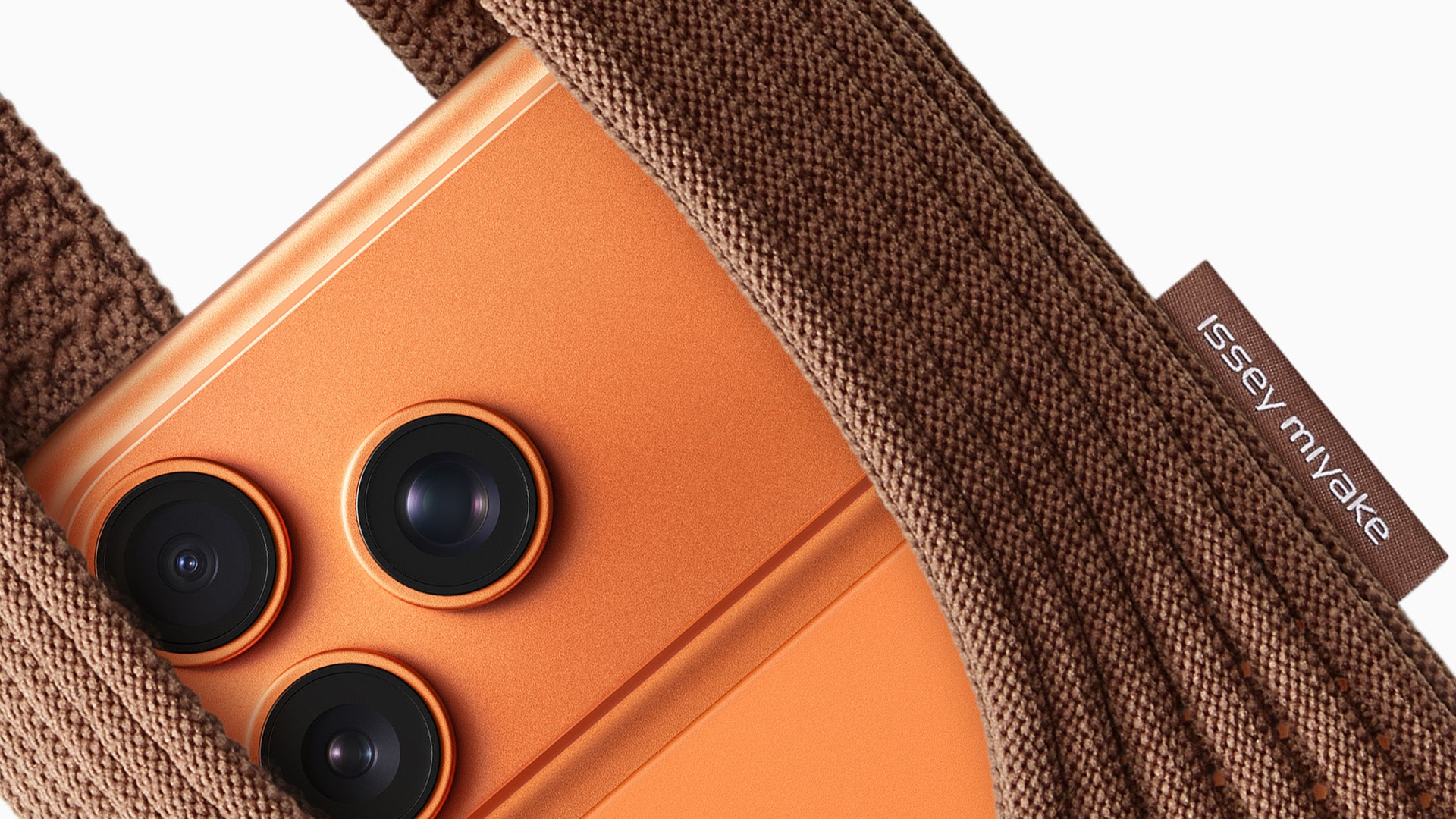 un iphone portocaliu intr-o soseta maro