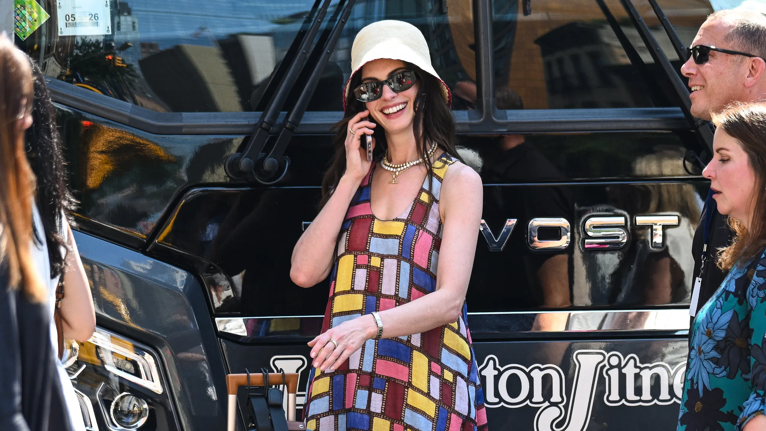 anne hathaway, imbracata intr-o rochie colorata