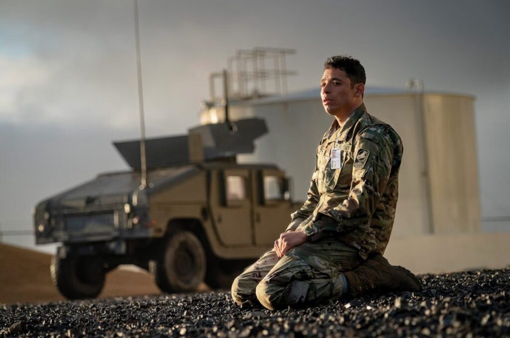 Anthony Ramos interpretează rolul maiorului Daniel Gonzalez în „A House of Dynamite” / „O casă din dinamit” (Netflix)