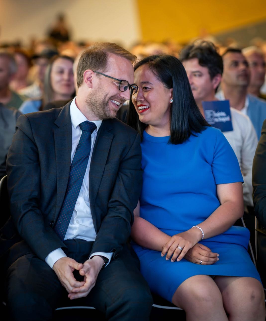 Dominic Fritz și soția sa, Yiran Lin, zâmbind apropiați la un eveniment public
