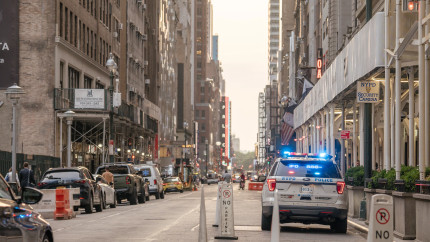 Baie de sânge în New York SUA după ce un bărbat înarmat a ucis patru persoane inclusiv un polițist într-un zgârie-nori din Manhattan