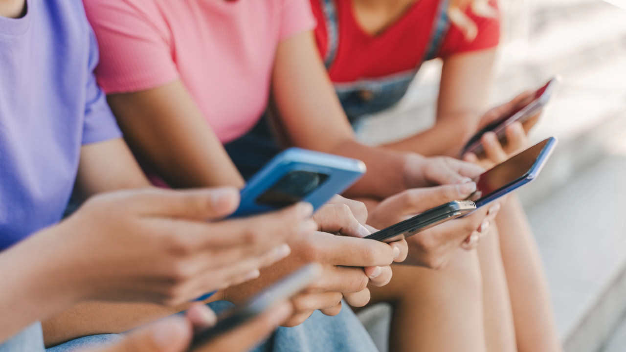 Interziceți rețelele sociale pentru copii și nu le mai dați telefoane inteligente spune un expert în combaterea terorismului