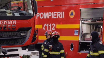 Incendiu pe șosea în Botoșani. Pasageri teferi microbuz ars