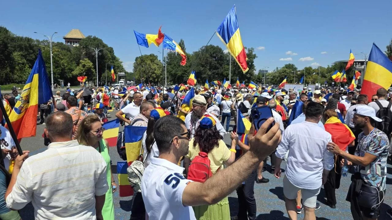 Jandarmi loviți la protest în Piața Victoriei