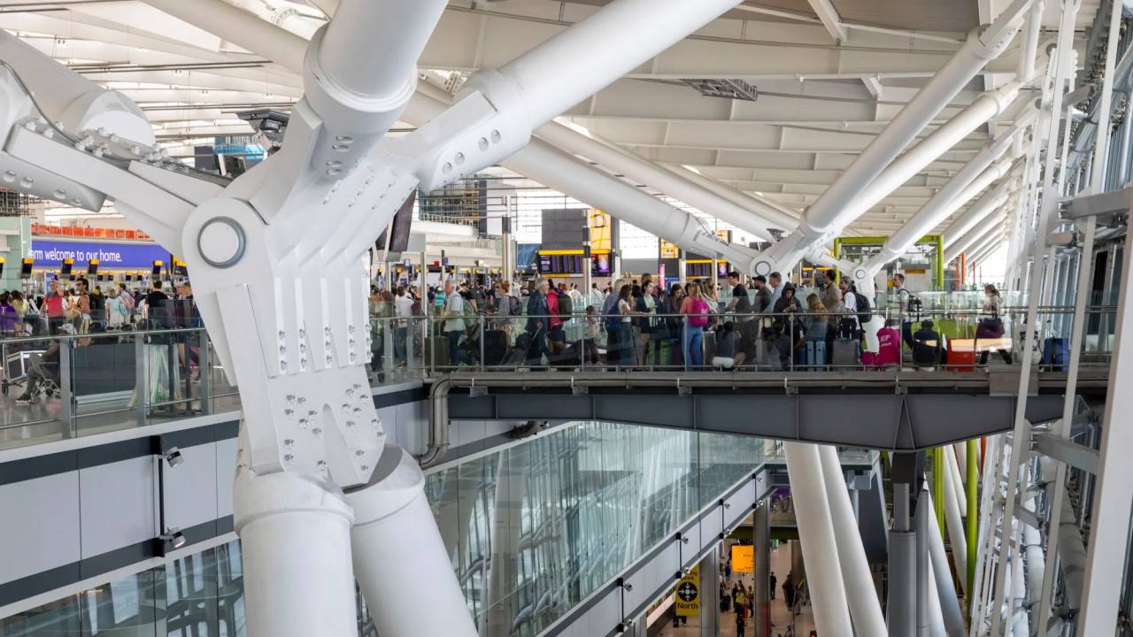 Traficul aerian în Europa dat peste cap de o problemă tehnică din Marea Britanie