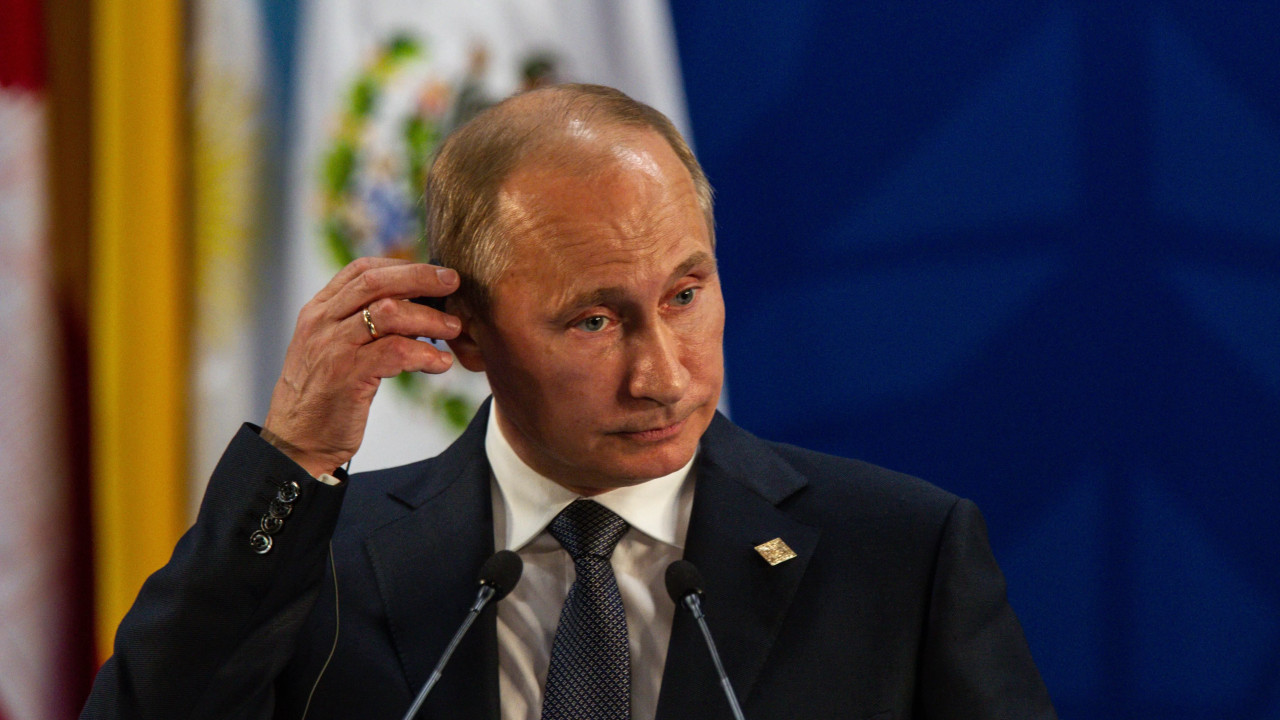 Vladimir Putin sub protecție extremă de frica unui asasinat. Ce dispozitiv special poartă asupra sa unul dintre bodyguarzii președintelui Rusiei | VIDEO