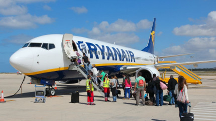 Grevele de pe aeroporturile spaniole ale Ryanair ar putea strica vacanțele inclusiv ale românilor până în decembrie. Lista completă a destinațiilor afectate