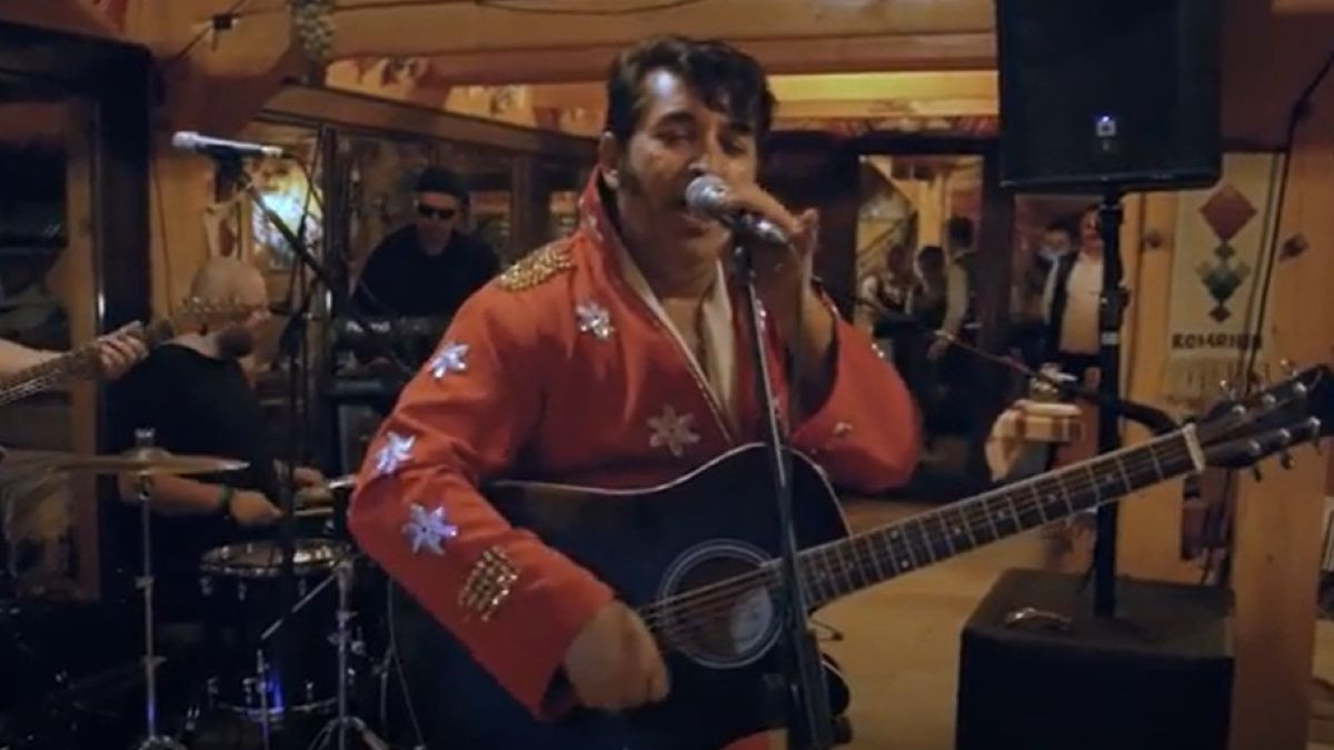 Rock n Rom un profesor român cântă melodiile lui Elvis Presley pentru a combate prejudecățile împotriva romilor | VIDEO