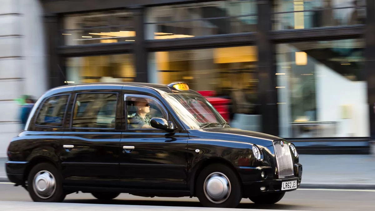 Un taximetrist londonez a returnat proprietarului de drept o geantă Hermes de 100.000  | VIDEO