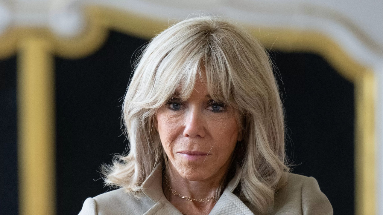 Soții Macron vor prezenta dovezi științifice care să confirme că Brigitte este femeie. Toate detaliile despre soția președintelui Franței