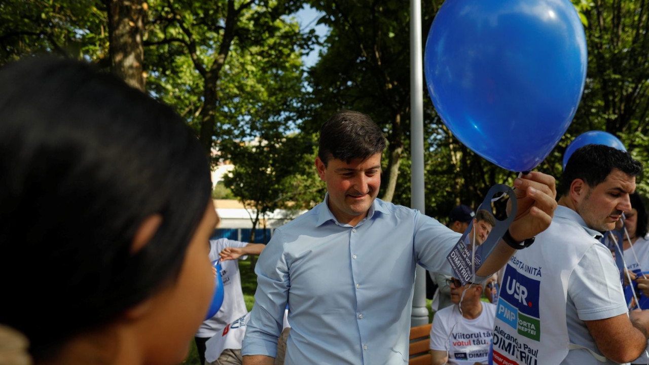 Deputatul Alexandru Dimitriu inițiatorul legii anti-cămătărie promulgată luni de președintele României a participat în 2001 la Vara Ispitelor. Ce divă celebră i-a fost parteneră