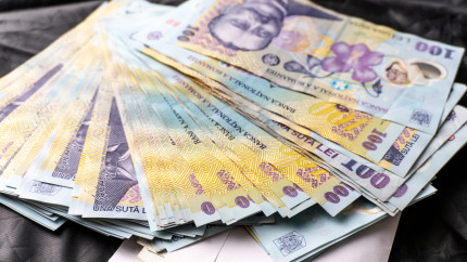 Salariul minim brut ar putea crește de anul viitor. Ce cred românii despre salariile din țară