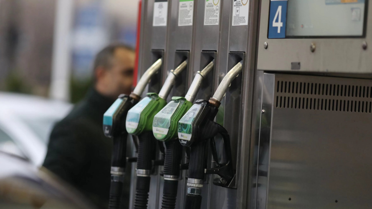 România plătește cele mai mari prețuri la carburanți din aproape toată Europa