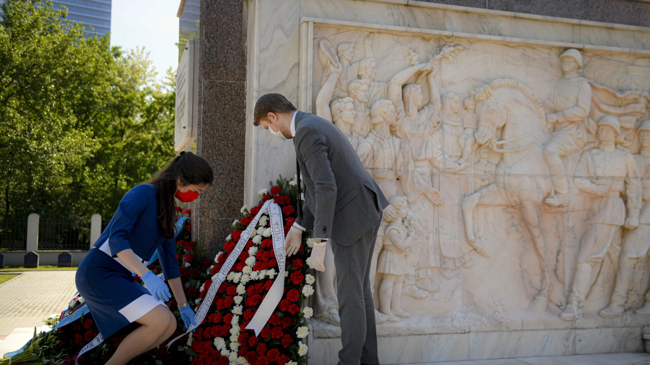 Municipiul Arad va interzice coroanele de flori din cimitire
