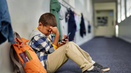 Țara din Uniunea Europeană care interzice începând cu toamna anului 2026 telefoanele mobile în școli