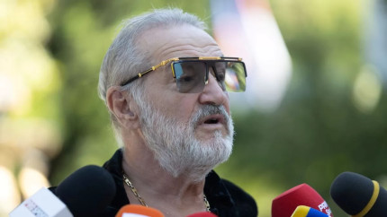 Gigi Becali a împărțit bani elevilor unui liceu din București. Patronul FCSB-ului un idol pentru adolescenți | VIDEO