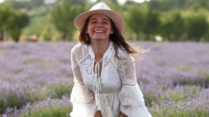 Kira Hagi răsplătită cu flori de soțul ei după ce a jucat la București într-o piesă de teatru. Ce studii are și cu ce se ocupă Thomas Ferfelis cel care i-a furat inima actriței