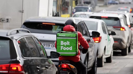 BNS lansează primul sindicat din România pentru lucrătorii Uber Bolt Glovo sau Wolt