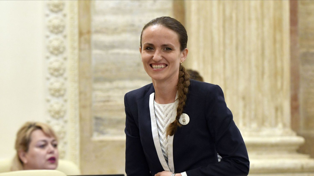 Ce studii are Oana Țoiu ministrul de Afaceri Externe al României. Un fost candidat la președinție susține că învestirea ei în funcție a fost o greșeală