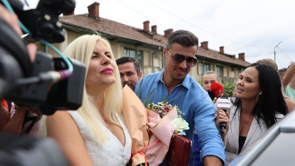 Elena Udrea din nou la Parlament. Iubitul nu a ratat ocazia și a însoțit-o. Cine e Adrian Alexandrov bărbatul alături de care blonda are un copil