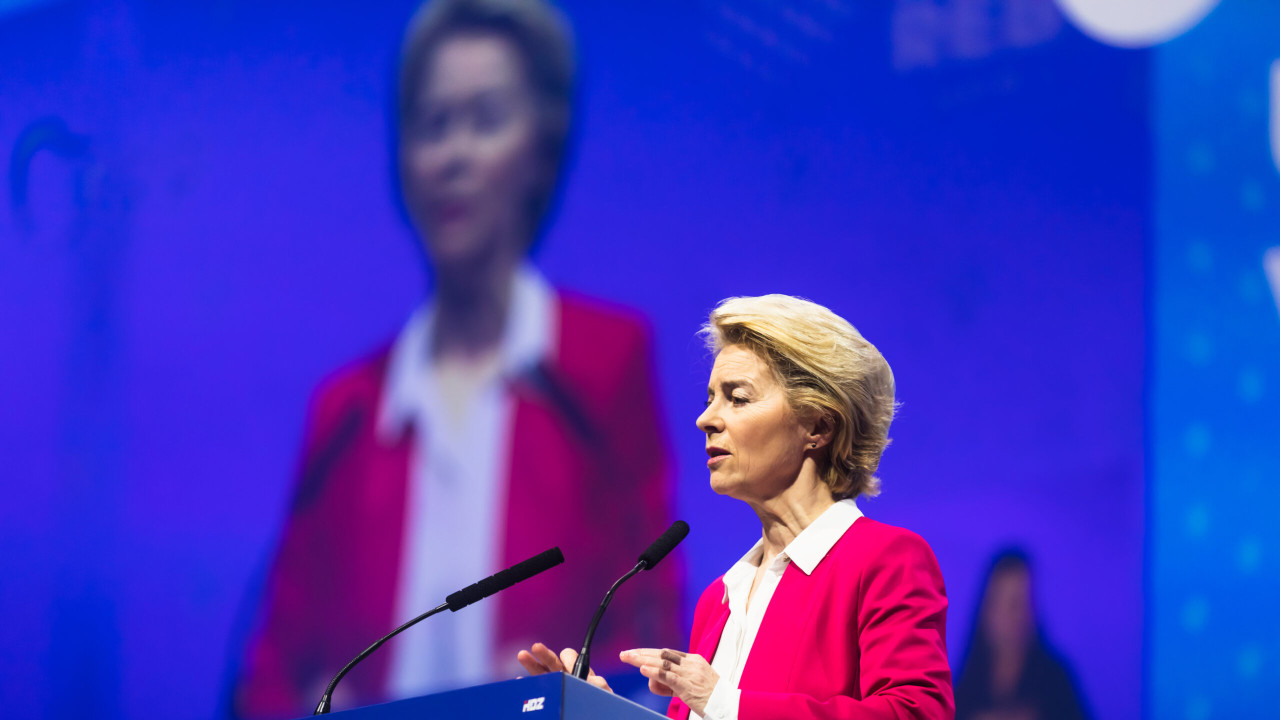 Care sunt șansele ca Ursula von der Leyen să fie demisă. În această săptâmână șefa Comisiei se va confrunta cu noi moțiuni de cenzură
