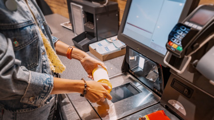 Magazinele din România accelerează digitalizarea. Investiții de peste 350 de milioane de lei în casele self-service