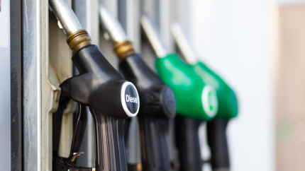 Motorina și benzina tot mai scumpe. Cât plătesc românii pe un litru de carburant