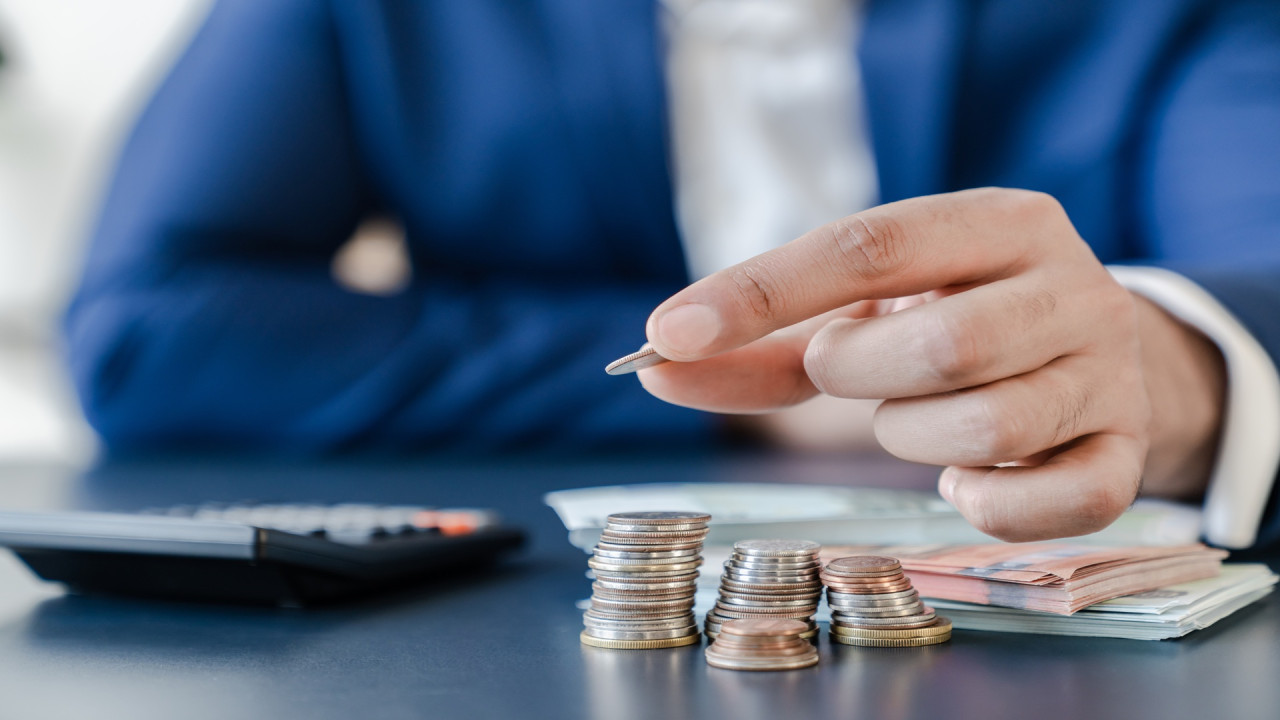 Taxa care lovește puternic companiile românești. Concedieri și scumpiri după impozitul minim