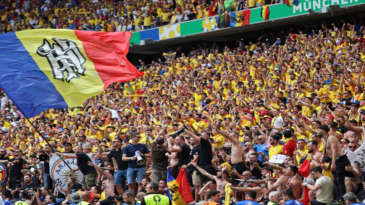 Tensiuni și controverse la meciul Bosnia - România. Ce spune Dinamo după ce ultrașii roșii au afișat bannerul jignitor