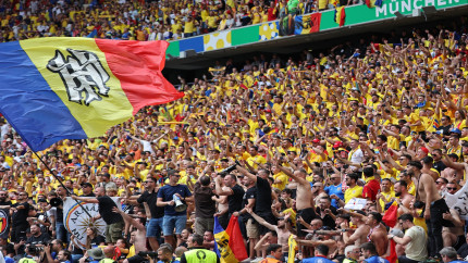 Tensiuni și controverse la meciul Bosnia - România. Ce spune Dinamo după ce ultrașii roșii au afișat bannerul jignitor