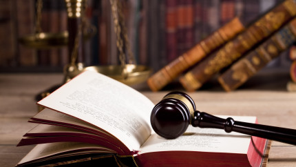 Noua lege adoptată în Parlament. Victimele violenței domestice nu vor mai plăti taxa de timbru la divorț și partaj. Ce alte măsuri de sprijin sunt prevăzute