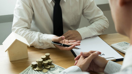Dobânzile la creditele ipotecare ar putea scădea anul viitor. Ce îi așteaptă pe românii cu rate la bancă