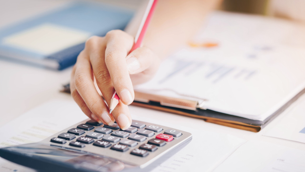 România riscă majorări de taxe și TVA anul următor. Ce spun economiștii